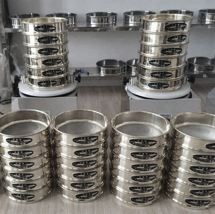 試驗篩采用SUS403不生銹材質(zhì)，篩框壁厚0.6mm經(jīng)久耐用不變形，可耐400°高溫，可用于無機(jī)，有機(jī)溶液。