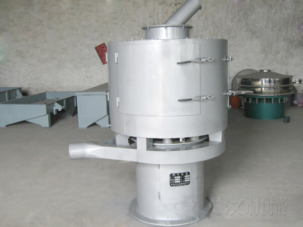 氣流篩與其它普通振動(dòng)篩不同的是其采用的是立式篩網(wǎng)，篩分主要?jiǎng)恿碜燥L(fēng)機(jī)的吹動(dòng)帶動(dòng)物料撲向篩網(wǎng)，從而完成篩分目的。